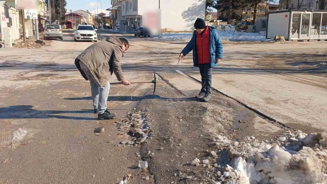 Gölbaşı'nda Esnaflar Kar Temizliği Yaptı