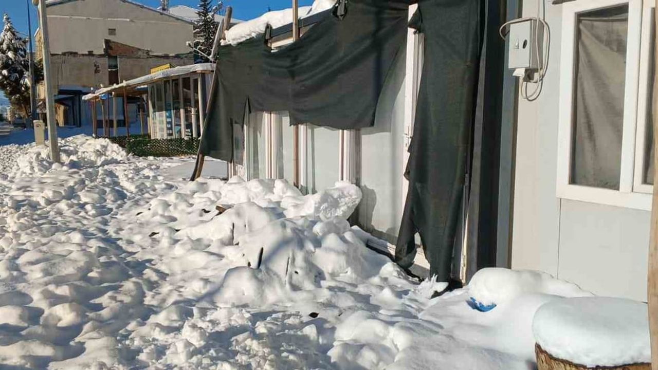 Gölbaşı’nda Kar Yükü Gölgelikleri Çöktürdü