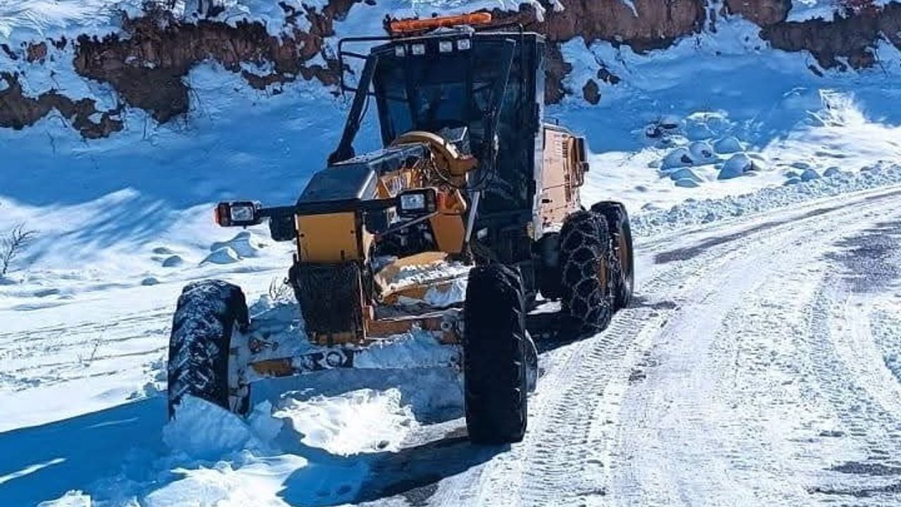 Gölbaşı'nda Karla Kaplı Köy Yolları Yeniden Açılıyor