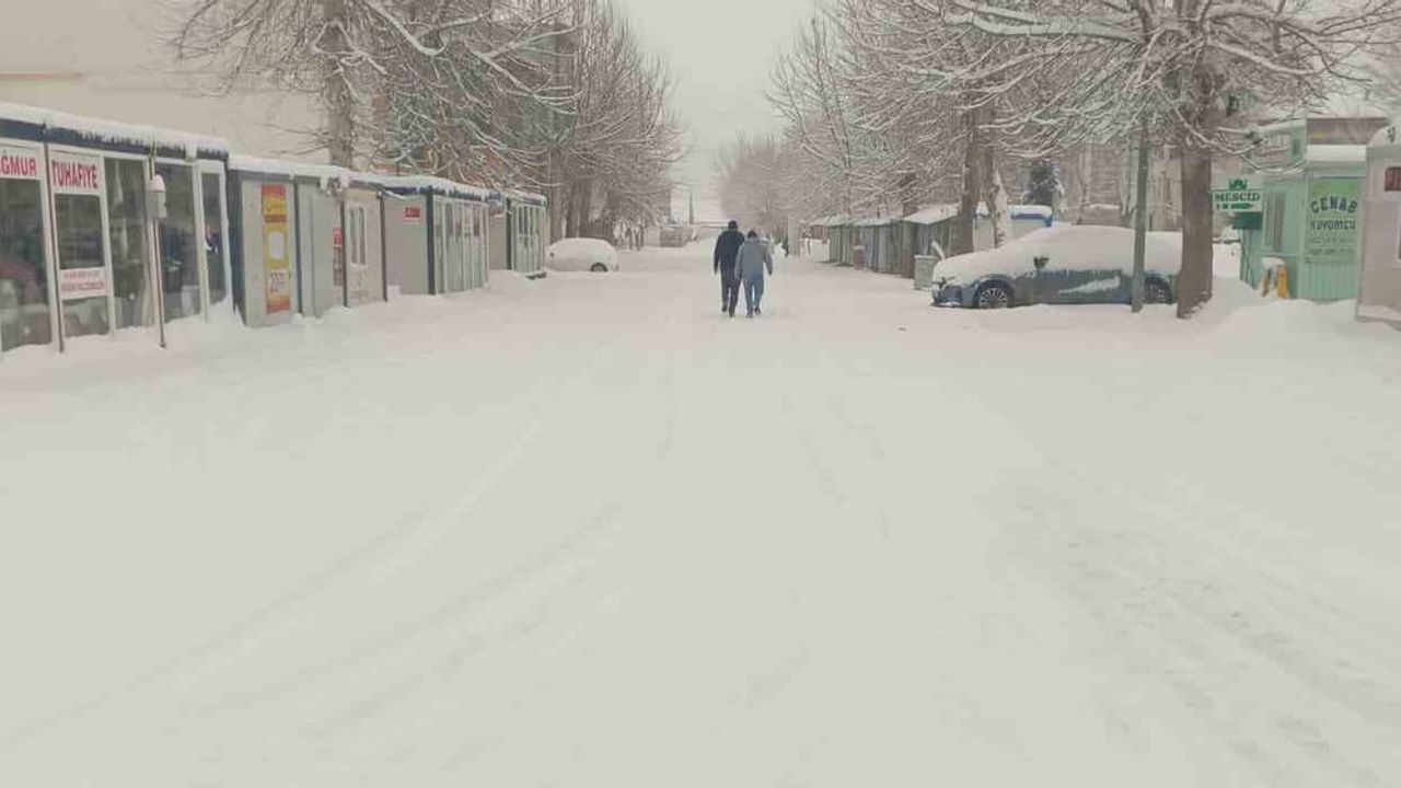 Gölbaşı'nda Yoğun Kar Yağışı Hayatı Olumsuz Etkiledi