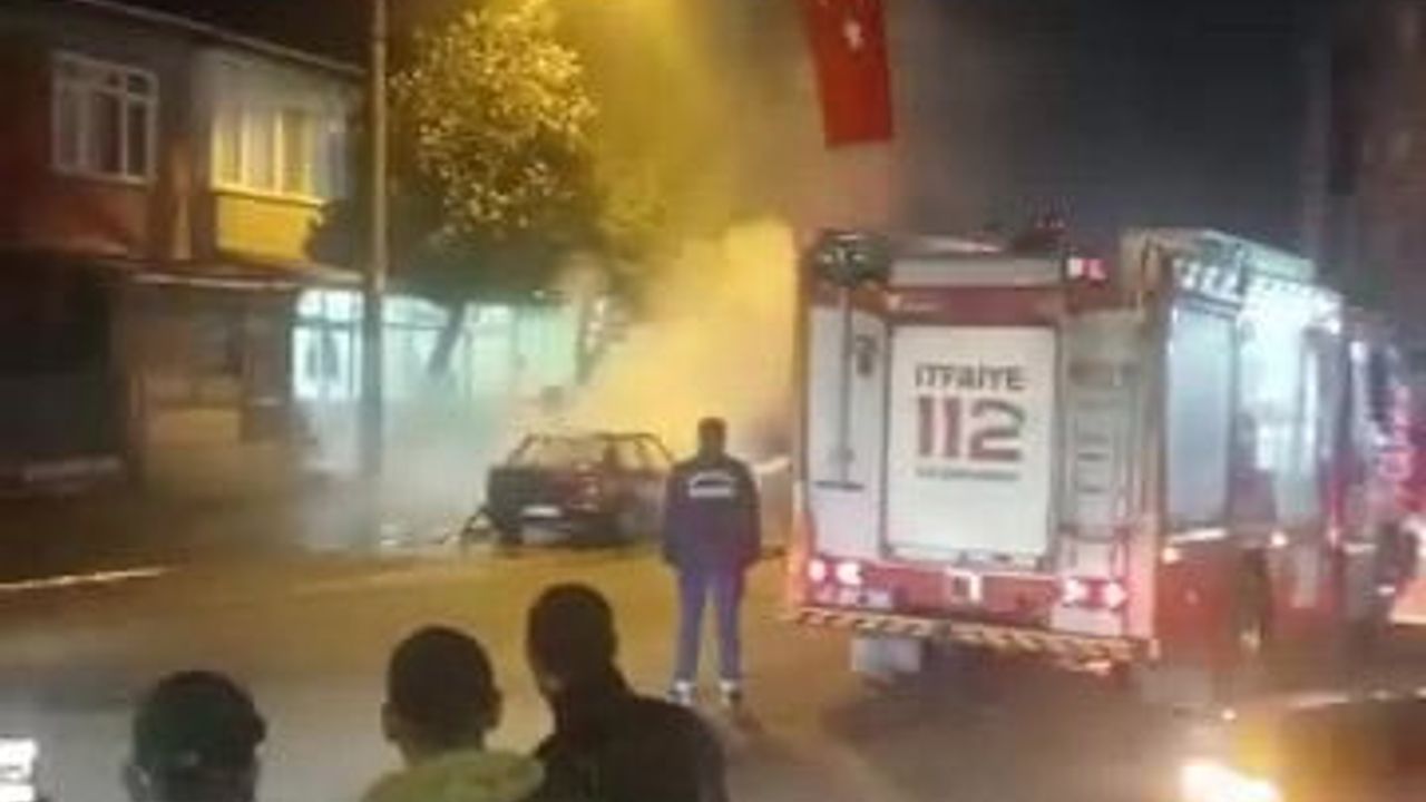 Gölcük'te Park Halindeki Araç Alev Alev Yandı