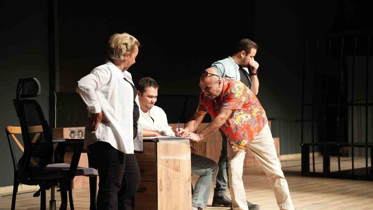 Gömeç Kent Tiyatrosu'ndan Unutulmaz Bir Performans