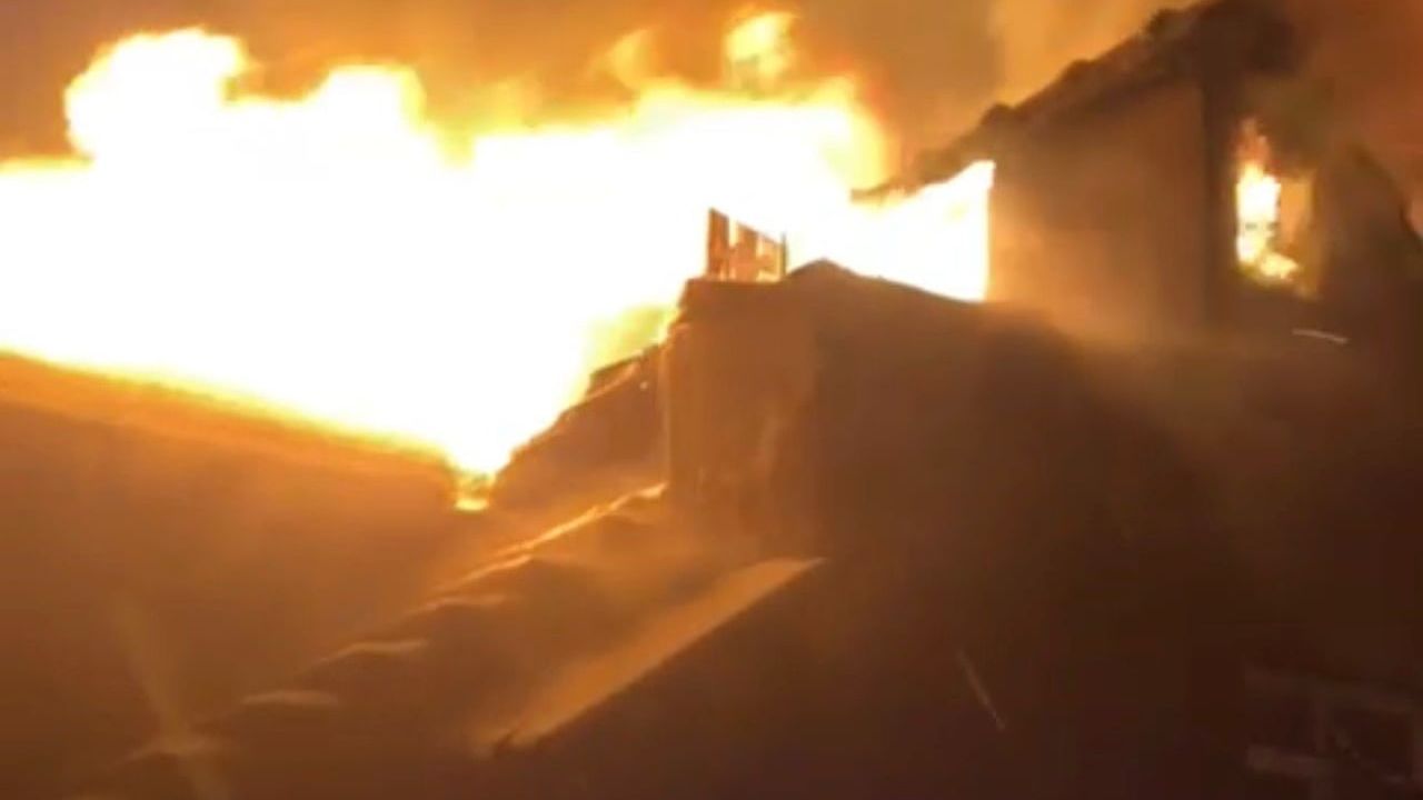 Gönen’de Çatı Yangını: Özkan Şahin'in Evi Alevlere Teslim Oldu