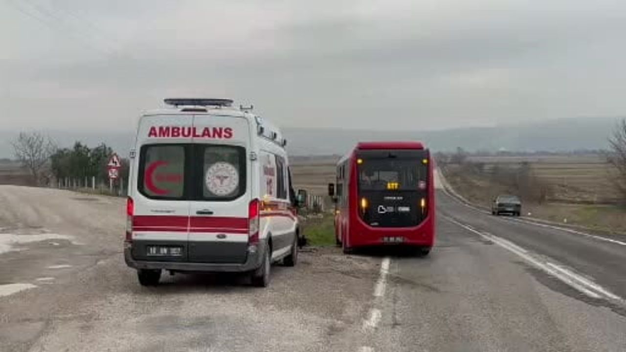 Gönen'de Minibüs ve Motosiklet Çarpıştı
