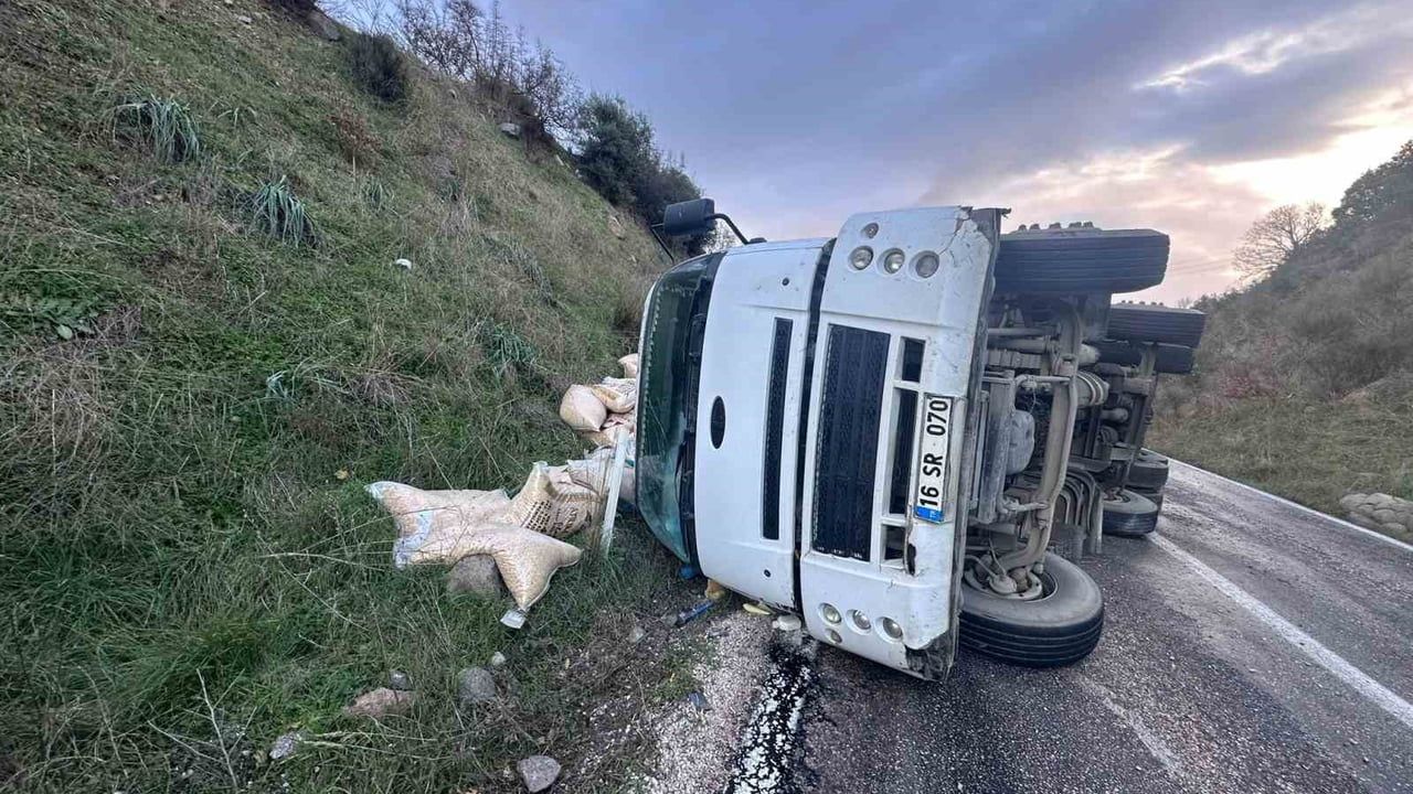 Gönen-Denizkent Yolunda Kamyon Devrildi