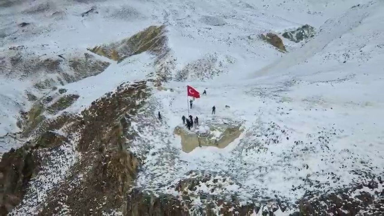 Göreşken Mahallesi'nde Türk Bayrağına Sahip Çıkıldı