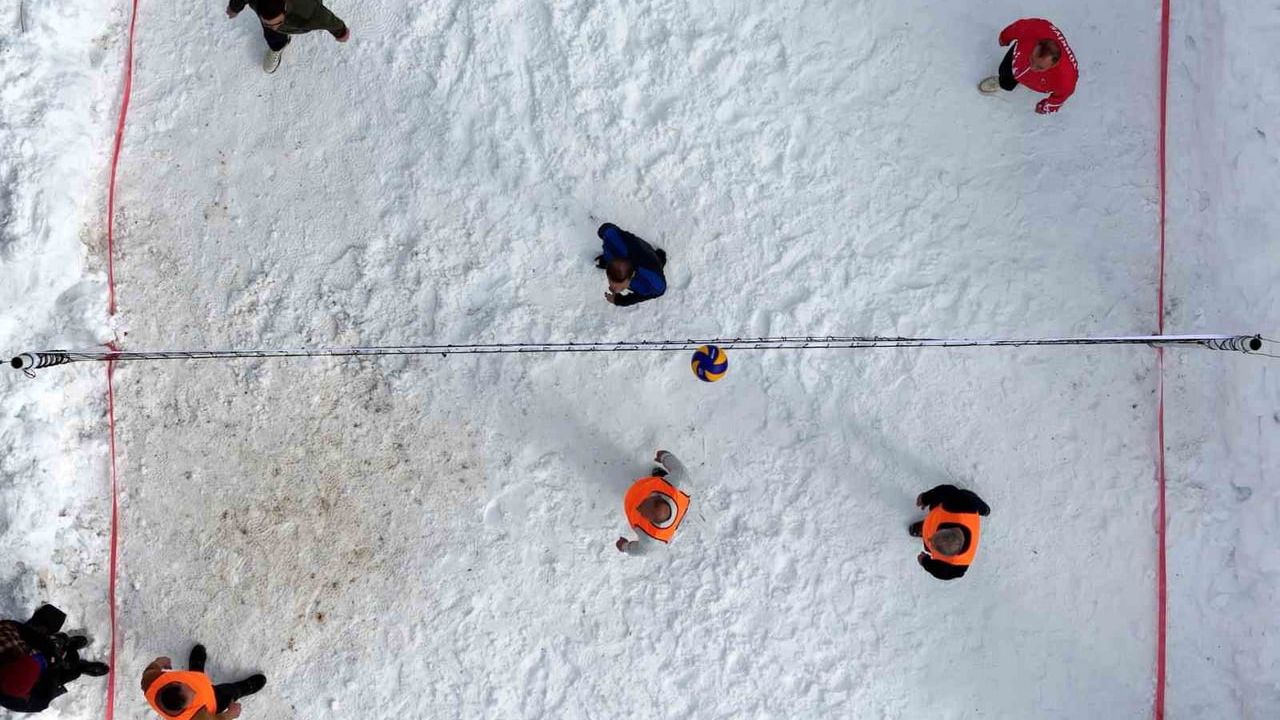 Gümüşhane 33. Kar Voleybolu Şenliği Ahmet Çalık Anısına Yapıldı
