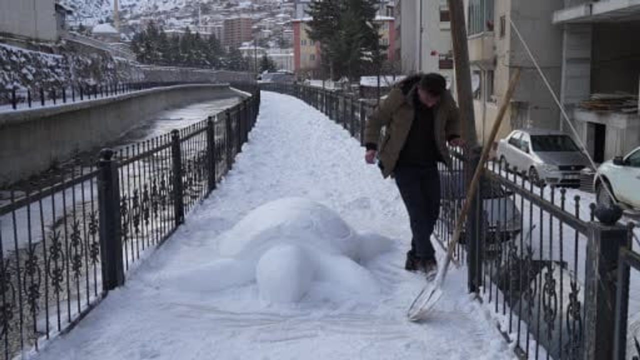 Gümüşhane'de Kardan Kaplumbağa Heykeli Ilgi Çekti