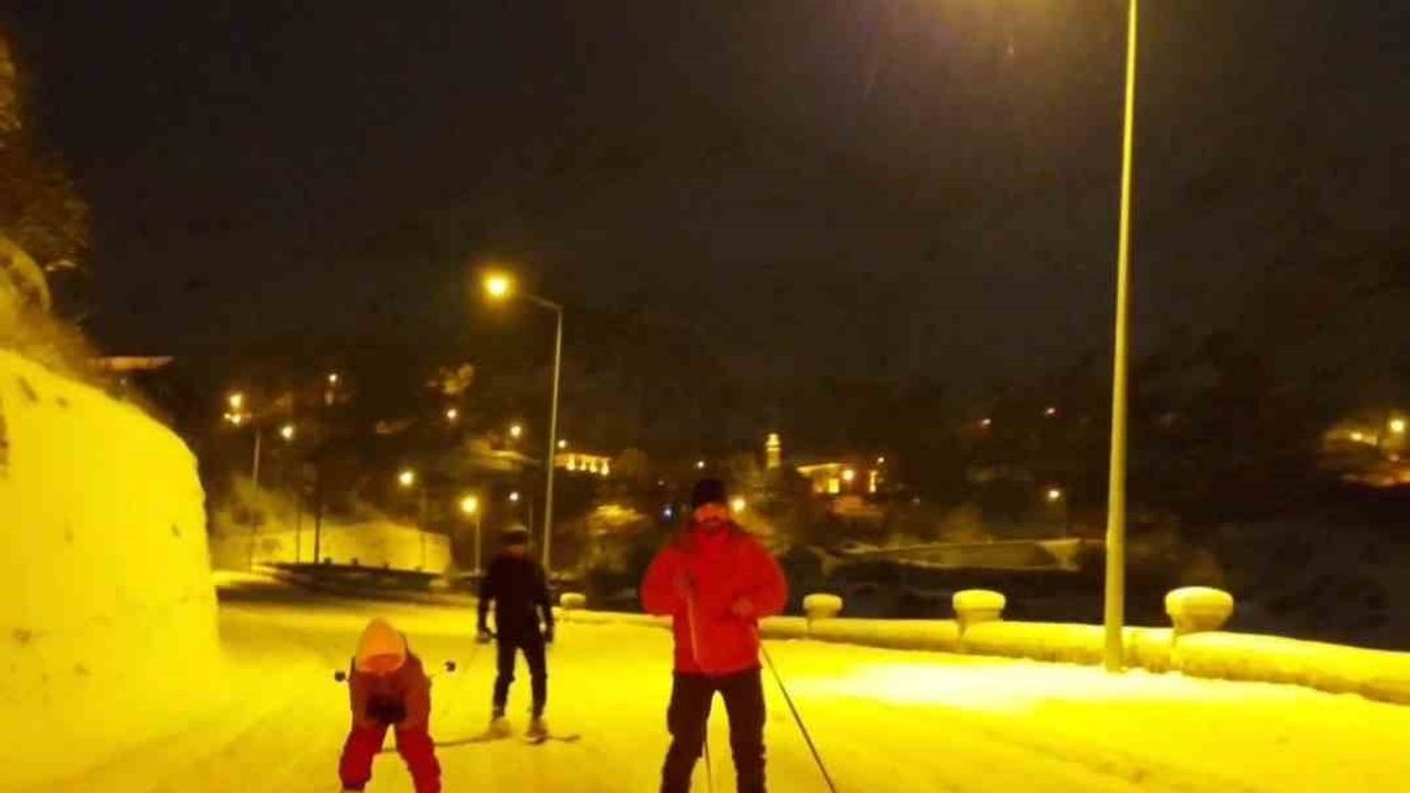 Gümüşhane'de Kayakçılar Kar Yağışını Keyfe Dönüştürdü