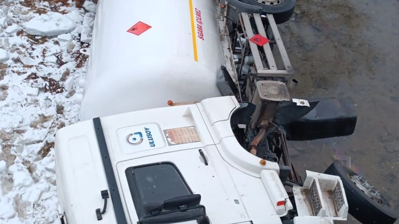 Gümüşhane'de LPG Yüklü Tanker Devrildi: 1 Yaralı