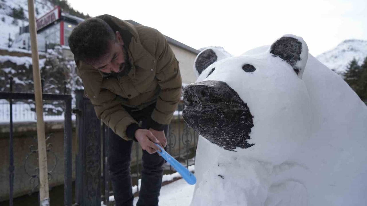 Gümüşhane'de Tır Şoförünün Kardan Yapılan Ayı Heykeli Göz Dolduruyor