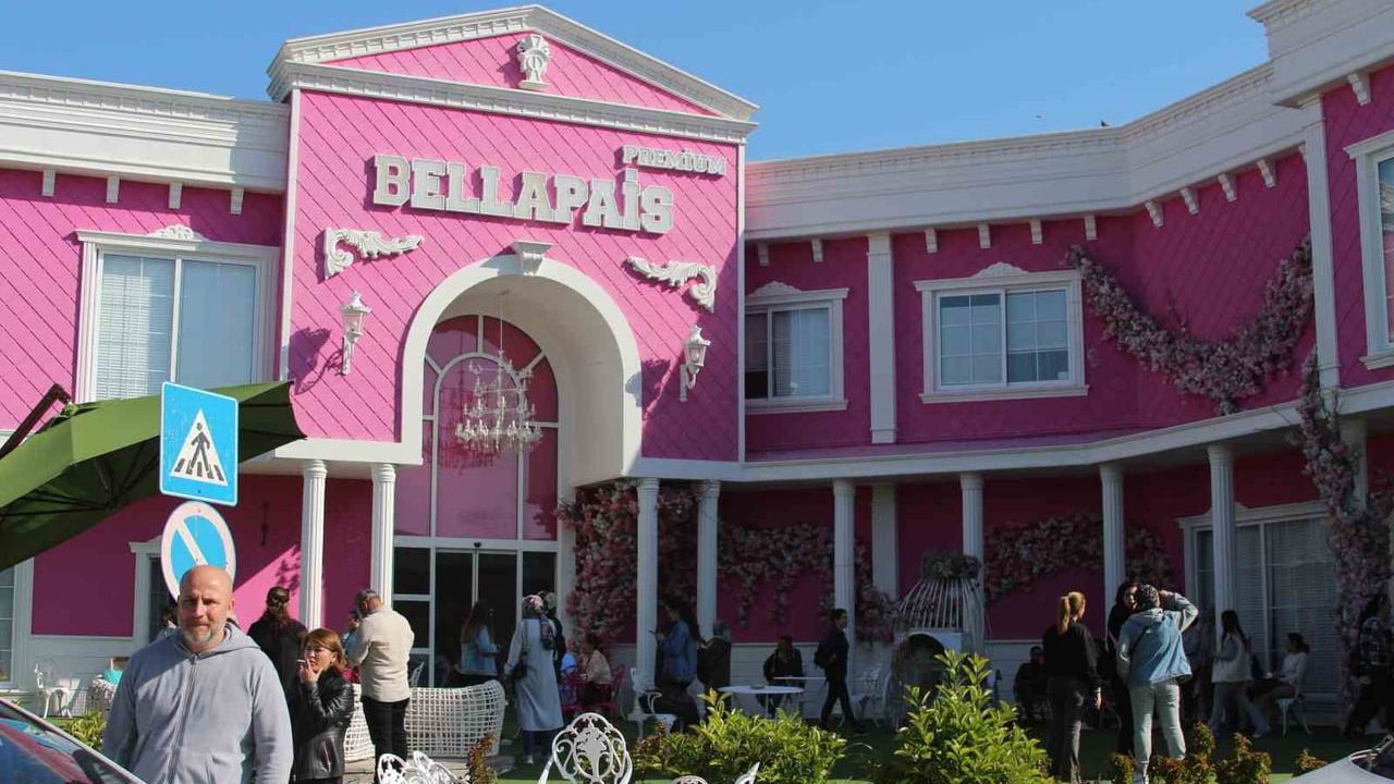 Güney Afrika'da Açtığı Güzellik Merkeziyle Skandal Sürüyor