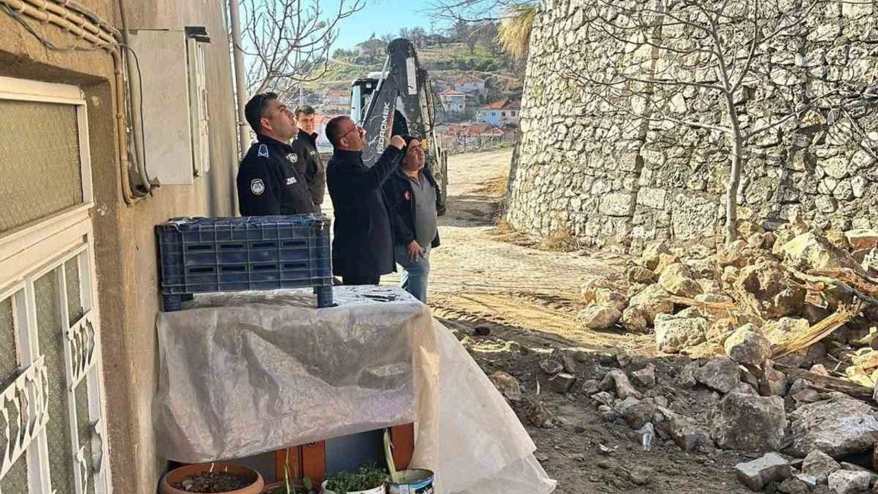 Güney'de İstinat Duvarı Çöktü: İki Araç Kullanılamaz Hale Geldi