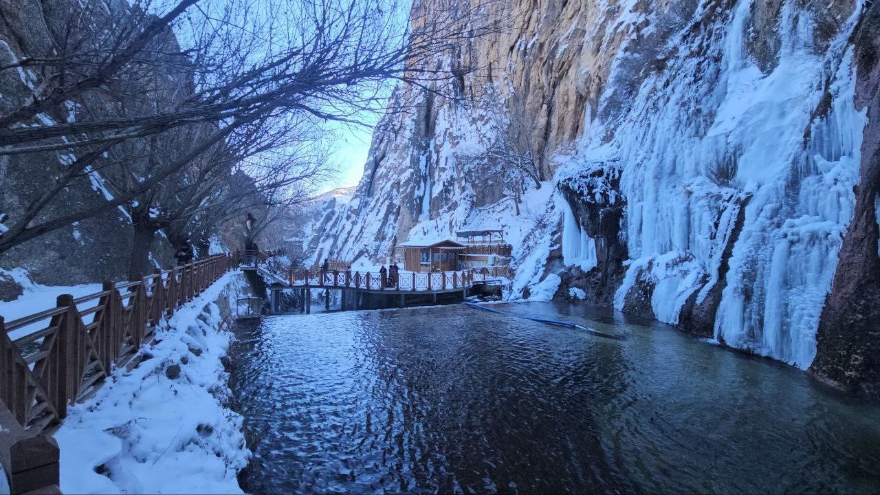 Gürpınar Şelalesi Kışın Buz Kesti
