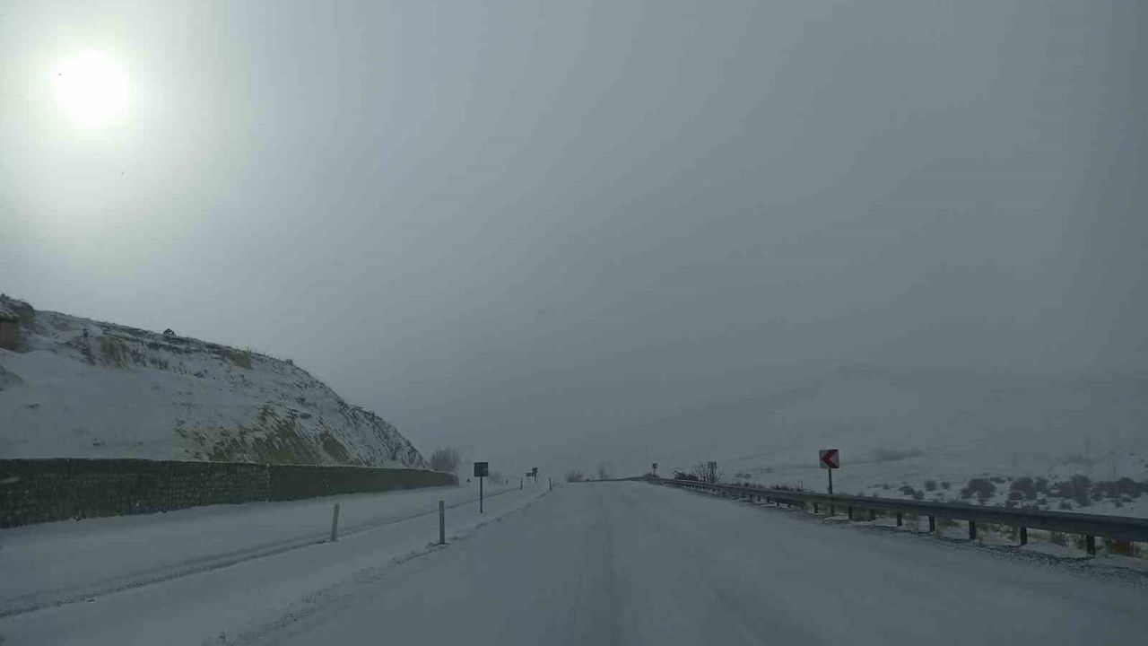 Gürün'de Yoğun Kar Nedeniyle Kayseri-Malatya Yolu Kapandı