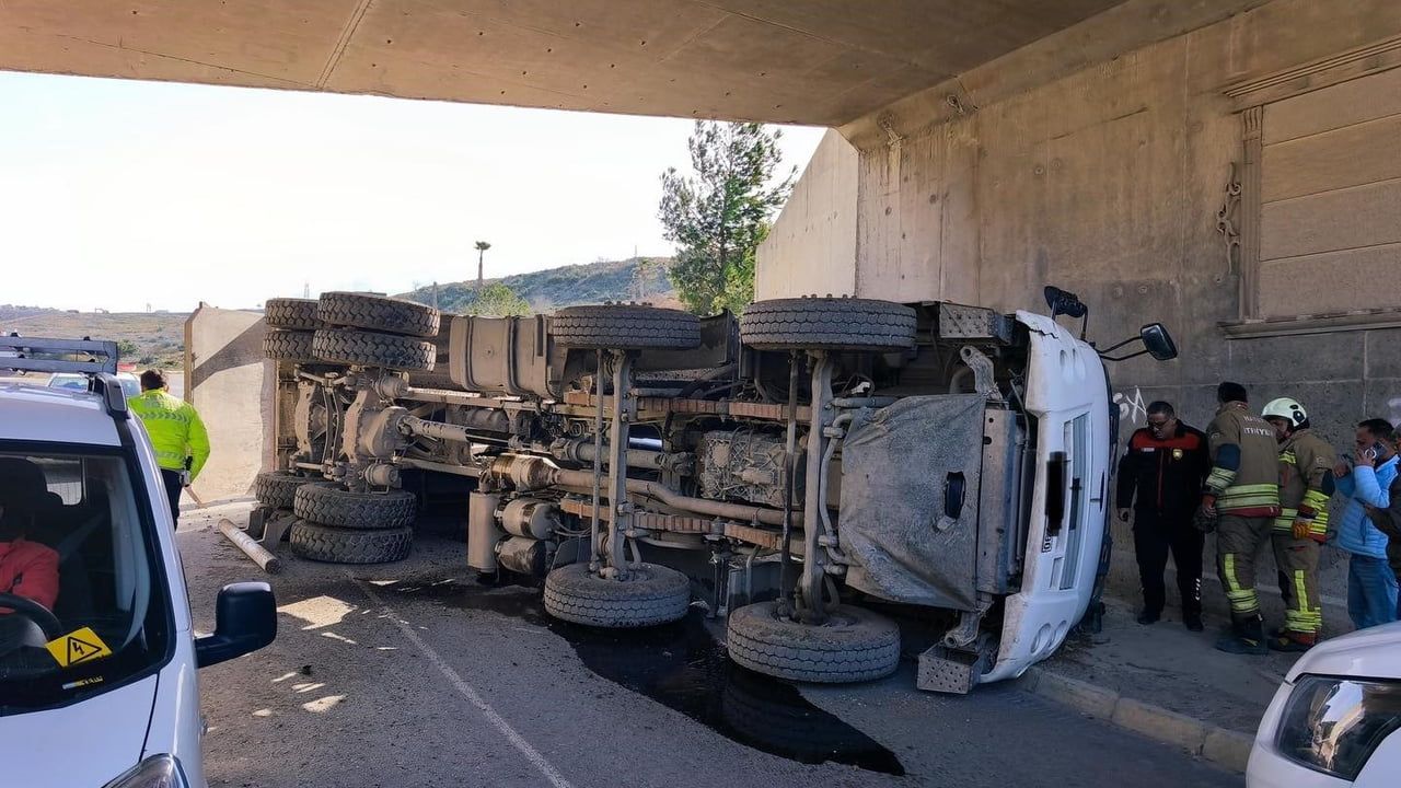 Hafriyat Kamyonu Devrildi: Sürücü Yaralandı