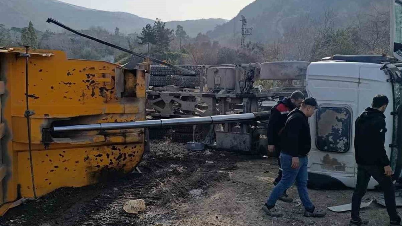 Hafriyat Kamyonu Devrildi: Sürücü Yaralandı