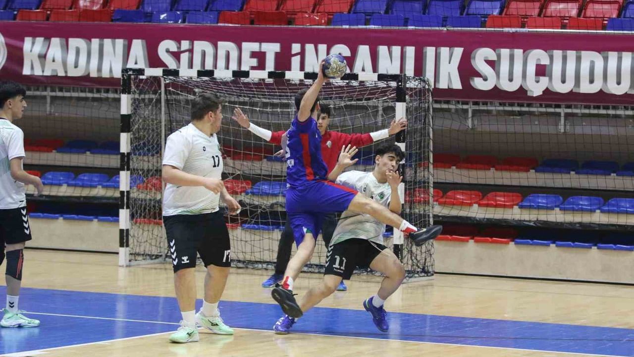 Hakeme Saldırmaya Çalışan Oyuncu Maçtan Atıldı