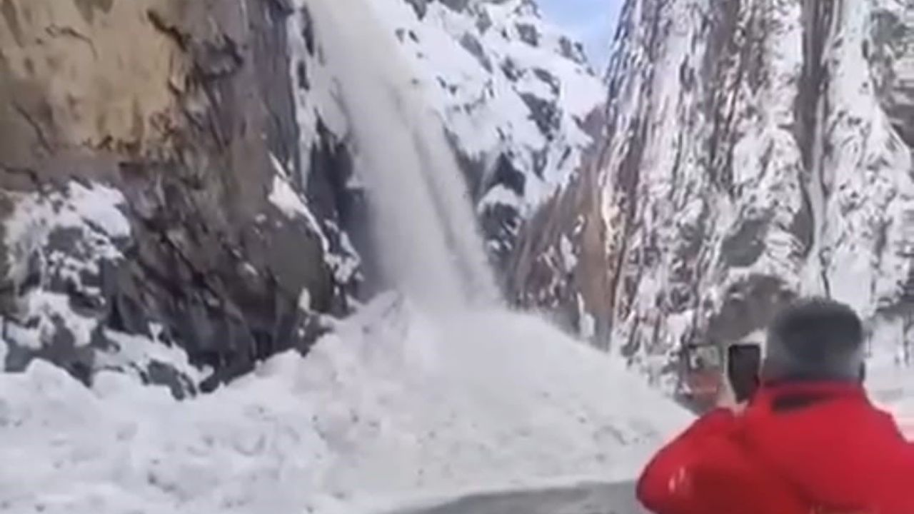 Hakkari-Çukurca Karayolunda İki Ayrı Çığ Düşmesi