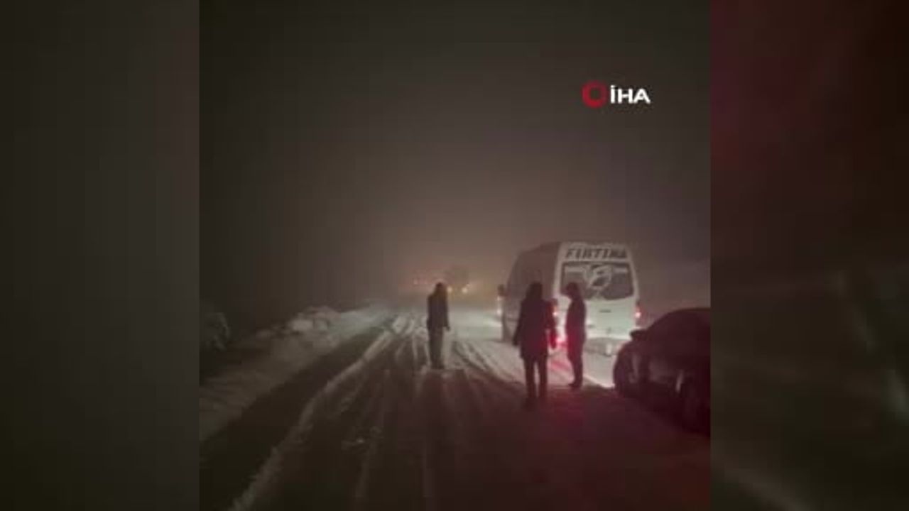 Hakkari'de Çığ Faciası: Araçlar Mahsur Kaldı