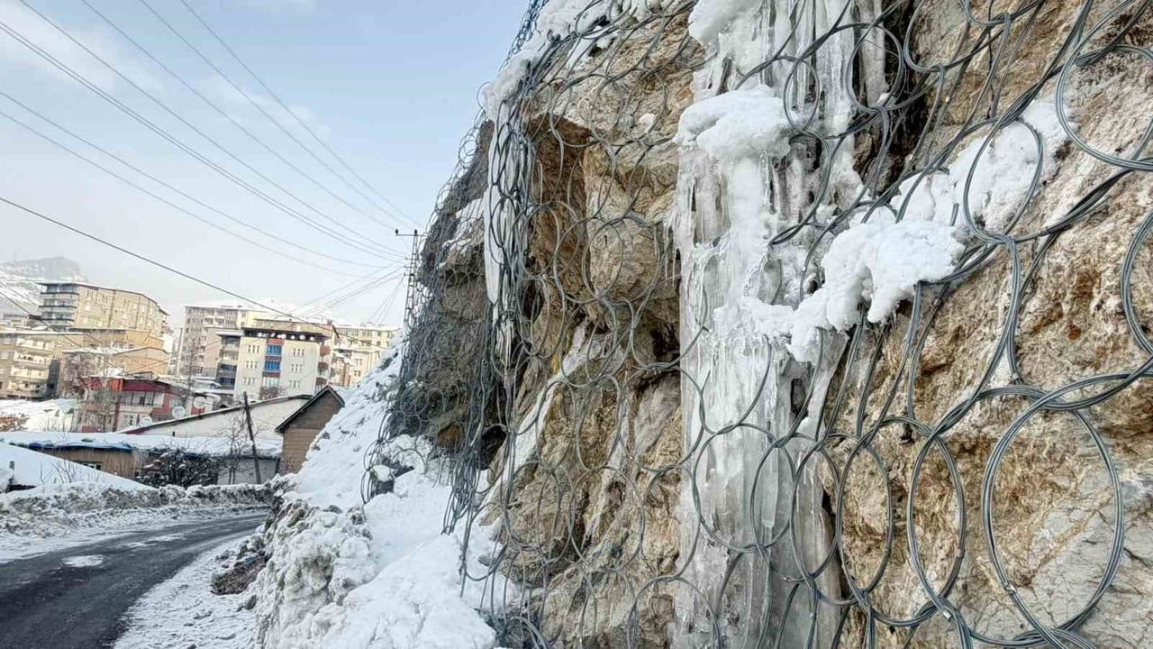 Hakkari’de Dondurucu Soğuklar ve Buzlanma