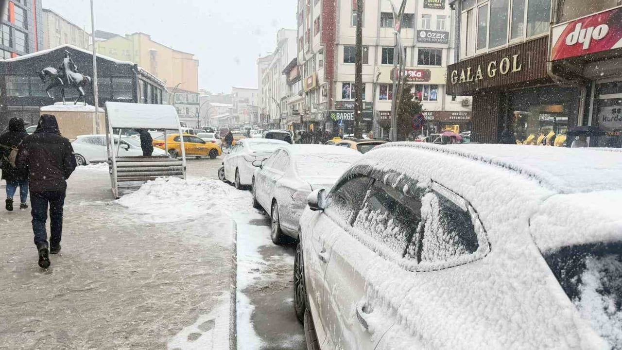 Hakkari'de Etkili Kar Yağışı Başladı
