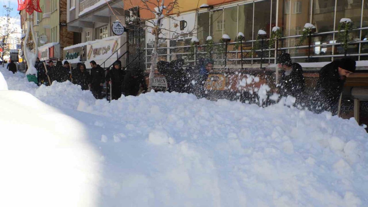 Hakkari'de Güvenlik Korucuları Karla Mücadeleye Destek Veriyor