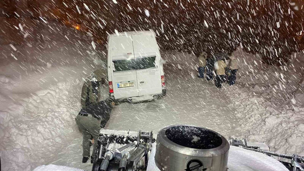 Hakkari'de Kar Ve Tipide Mahsur Kalan Minibüs Kurtarıldı