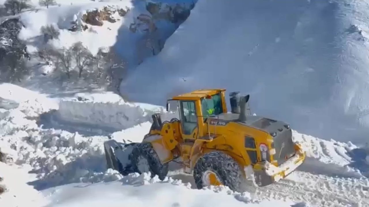 Hakkari'de Kar Yağışı Nedeniyle 42 Yerleşim Yeri Kapandı
