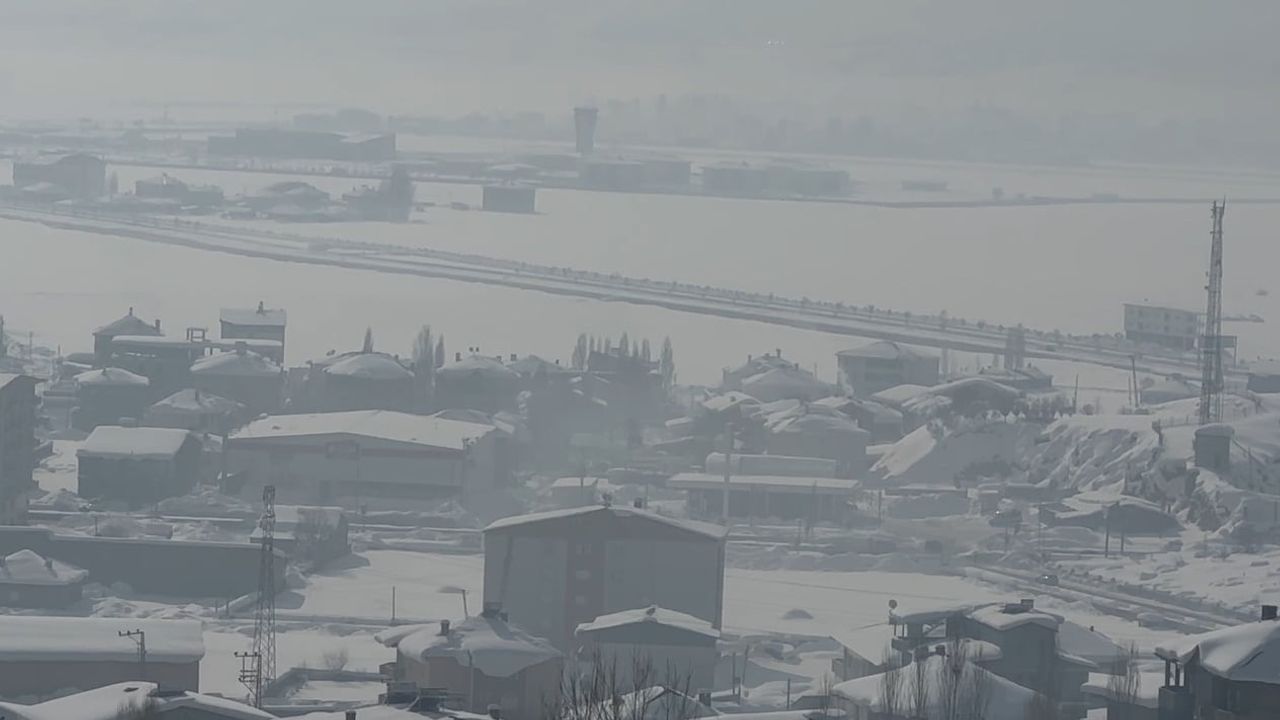 Hakkari'de Kar Yağışı Nedeniyle 68 Yerleşim Yeri Ulaşıma Kapandı