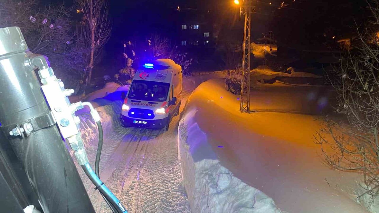 Hakkari'de Karda Mahsur Kalan Ambulansa Hızlı Müdahale