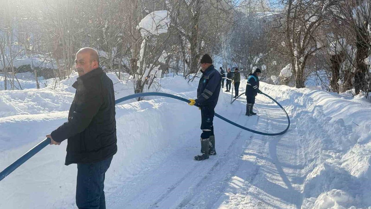 Hakkari'de Su Arıza Ekibi Zorlu Kış Koşullarında Görevde
