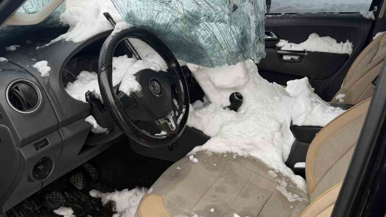 Hakkari'de Üst Geçitten Düşen Kar Kütlesi, Kamyoneti Vurdu: 1 Yaralı