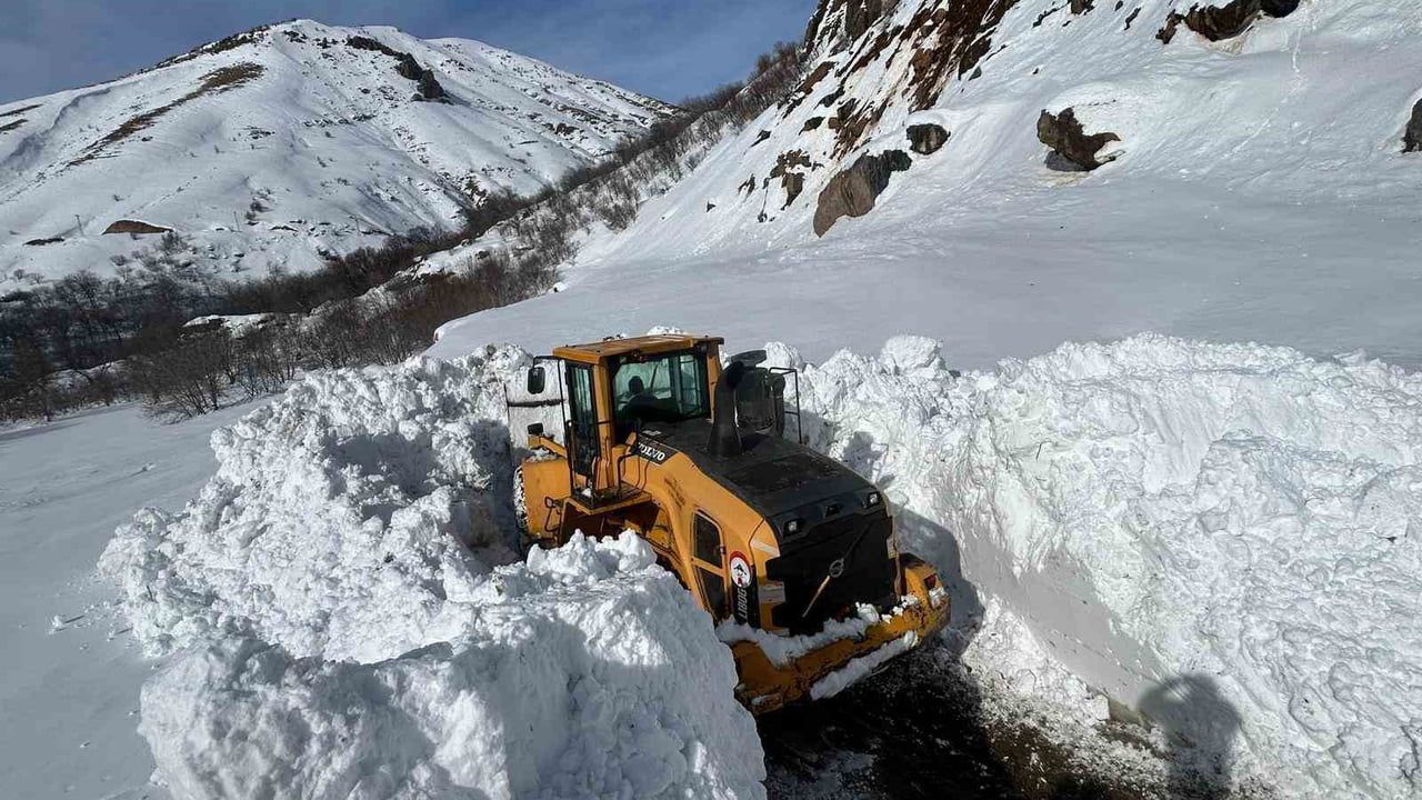 Hakkari'de Yoğun Kar Yağışı 353 Yerleşim Yerini Kapatmış Durumda