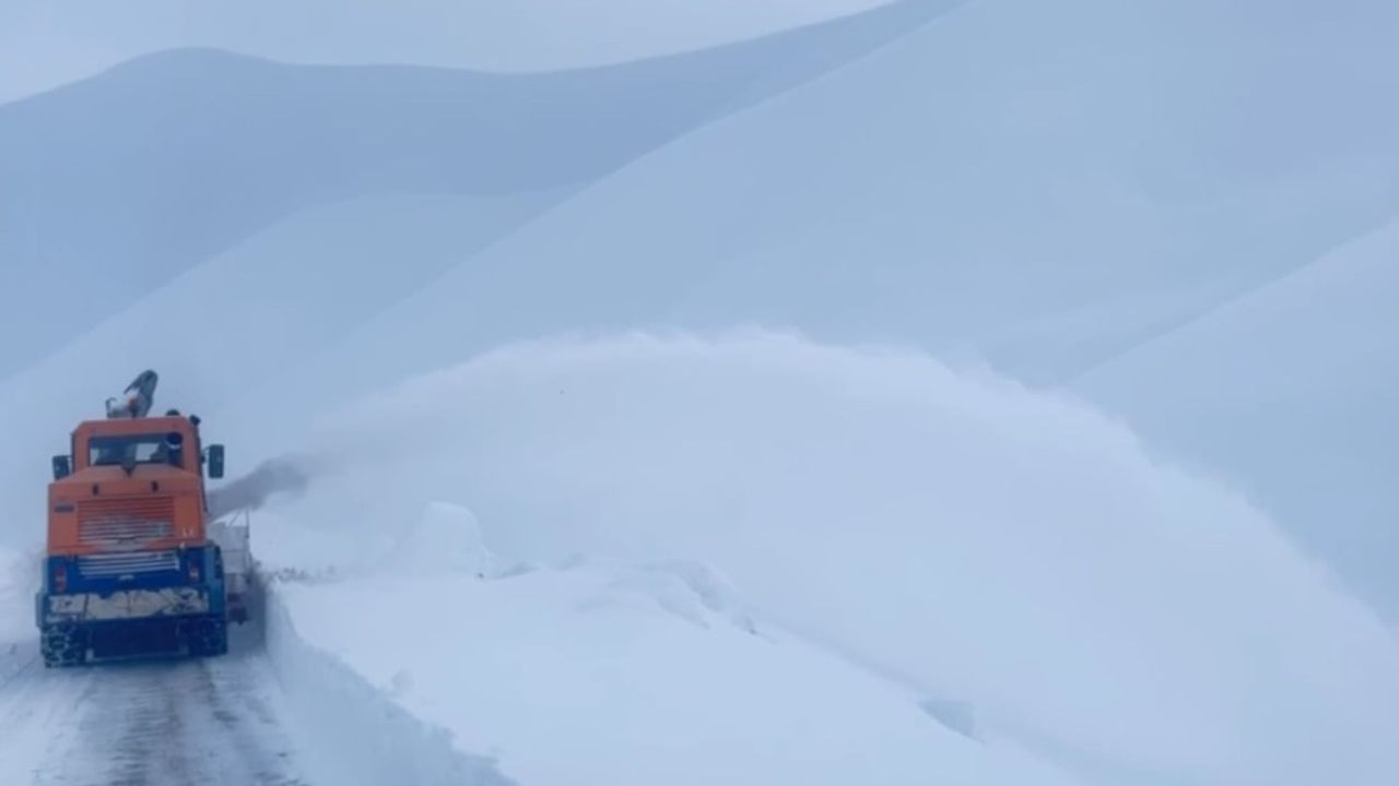 Hakkari'de Yoğun Kar Yağışı: 357 Yerleşim Yeri Ulaşıma Kapandı