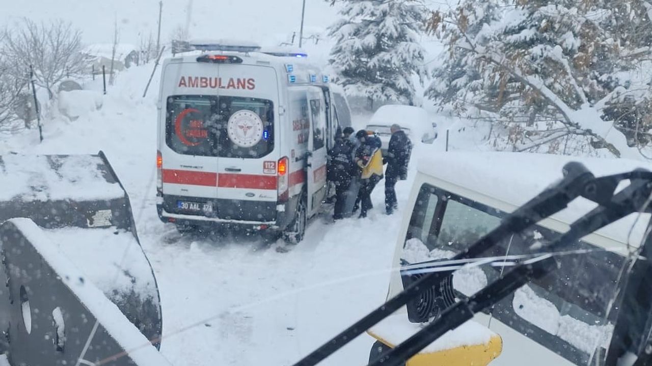 Hakkari'de Yolda Kalan Ambulansa İki Ekipten Destek