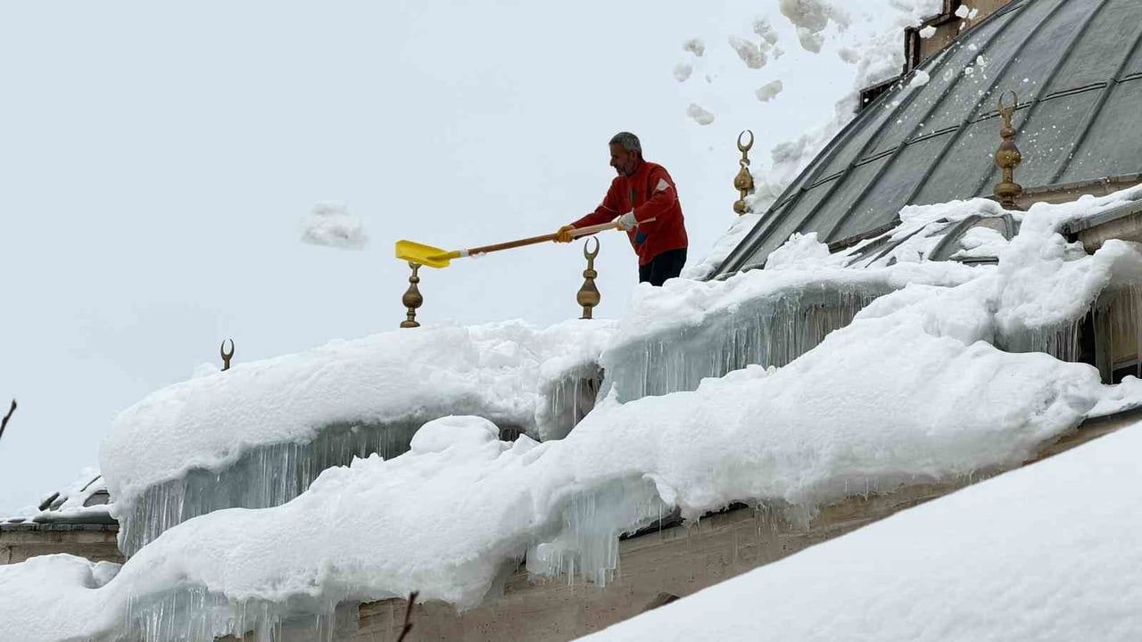 Hakkari Ulu Cami Çatısındaki Karlar Temizlendi