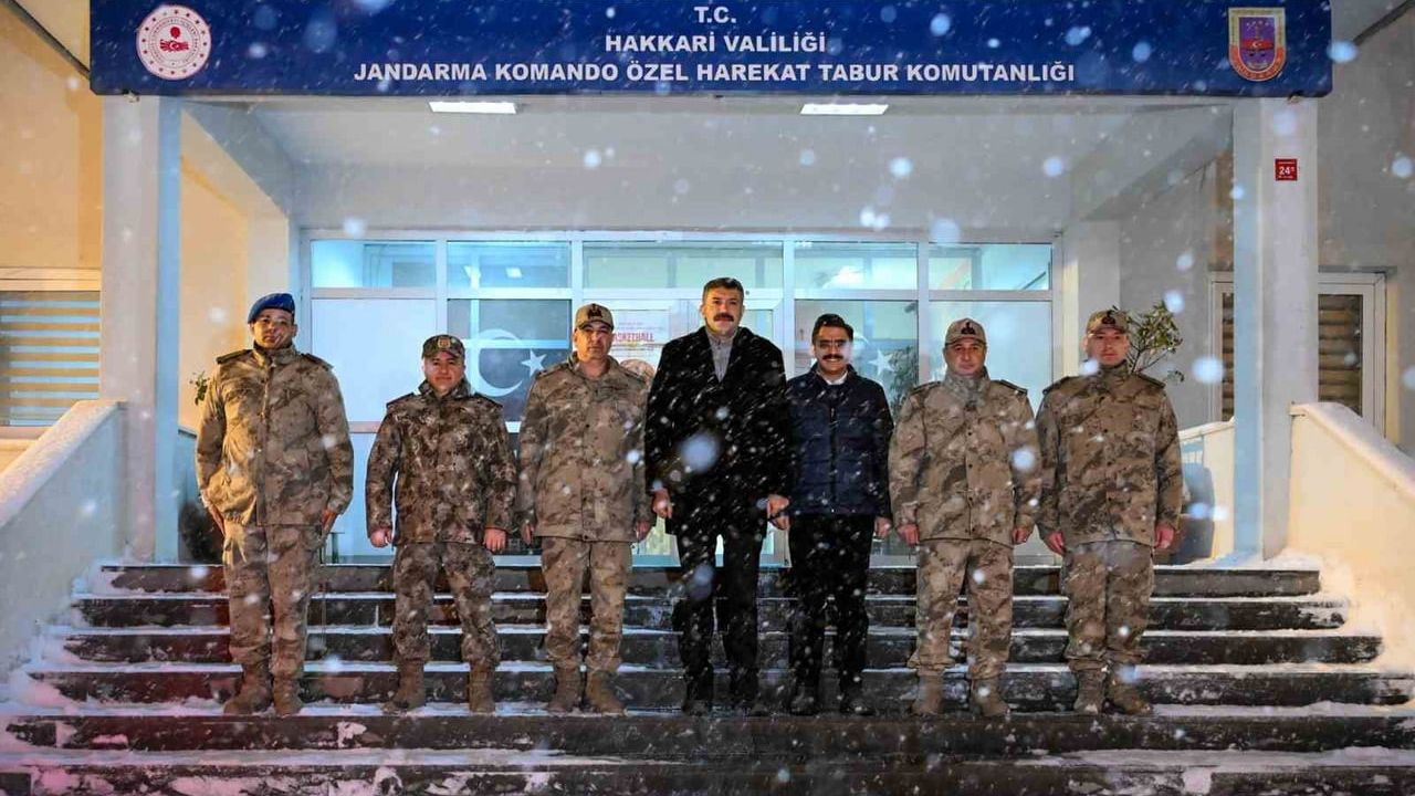 Hakkari Valisi Çelik Yeni Yılda Güvenlik Güçlerini Ziyaret Etti