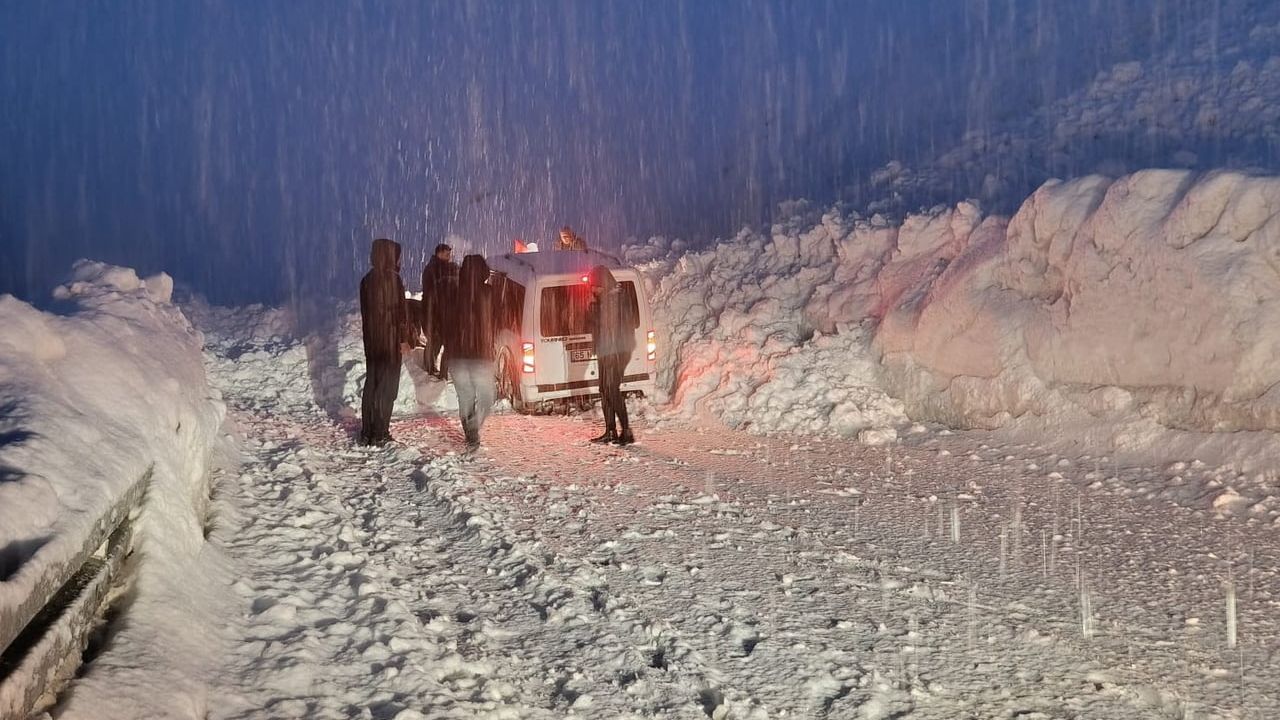 Hakkari-Van Yolunda Çığ Alarmı: 5 Araç Kurtarıldı