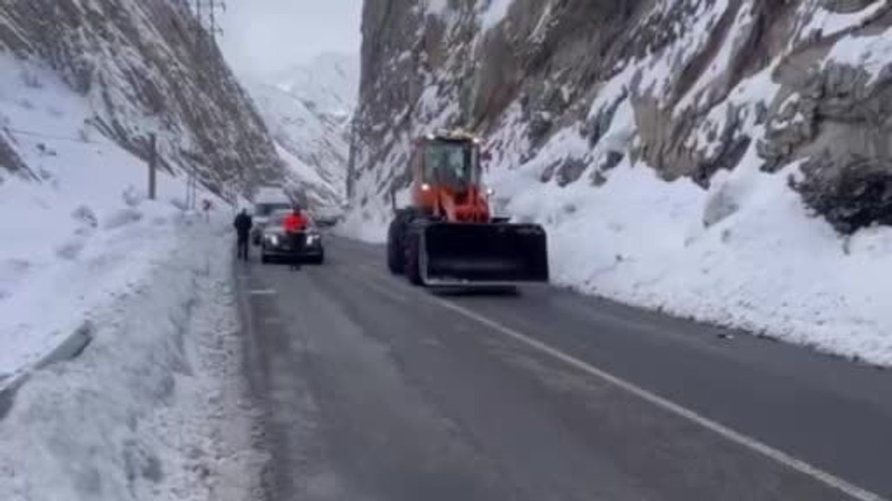 Hakkari-Yüksekova Karayolu'nda Çığ Düştü