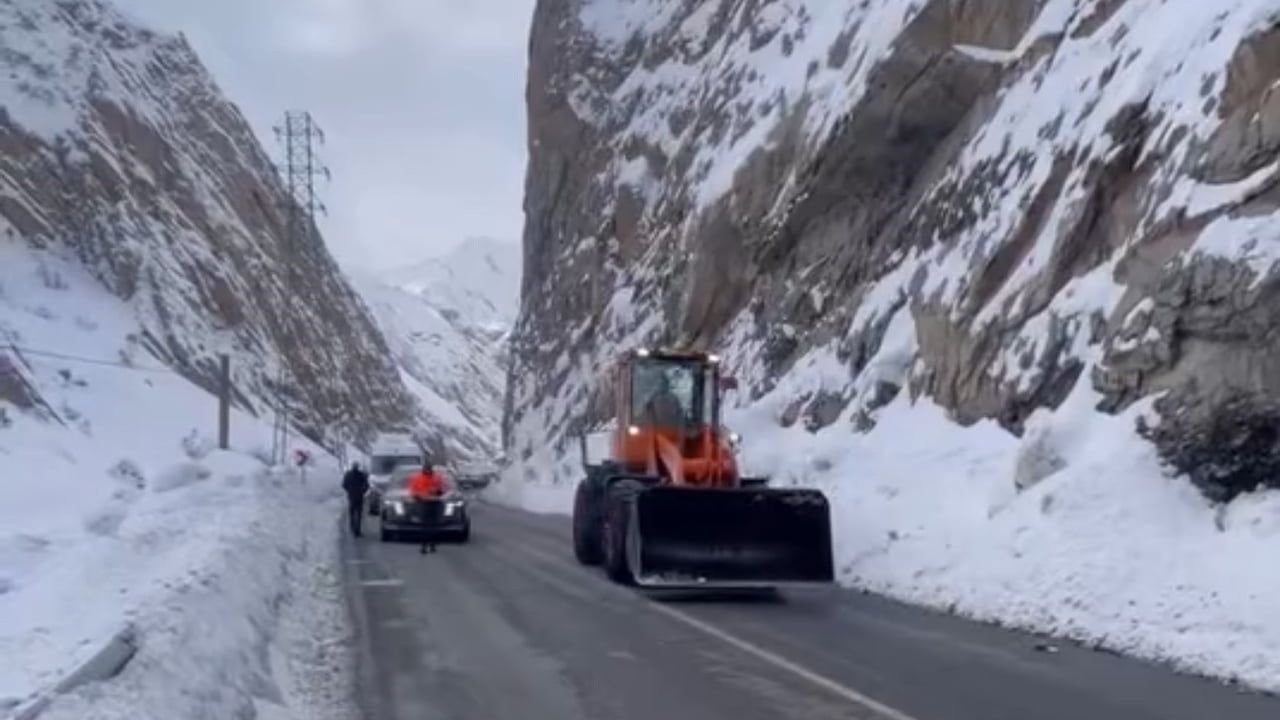 Hakkari-Yüksekova Yoluna Çığ Düştü