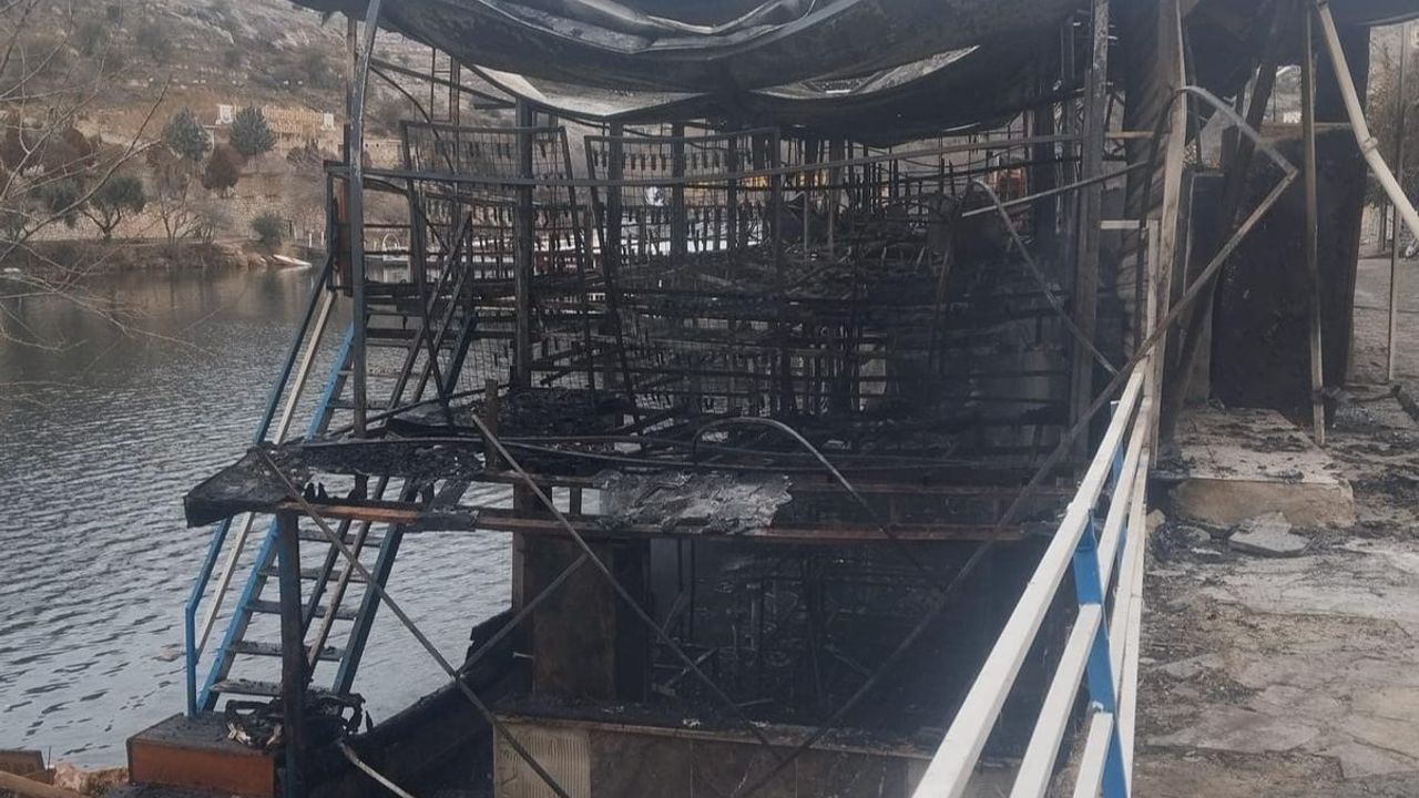 Halfeti'deki Duba Restoran Yangını Tekrar Patlak Verdi