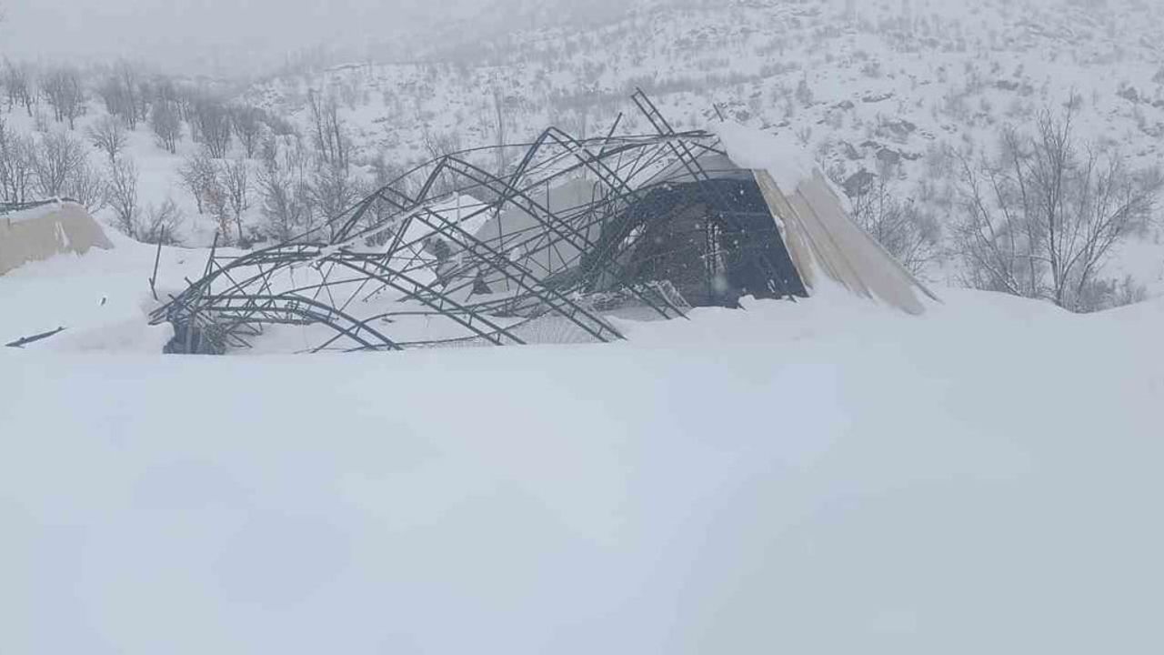 Halı Saha Kar Yağışına Dayanamadı