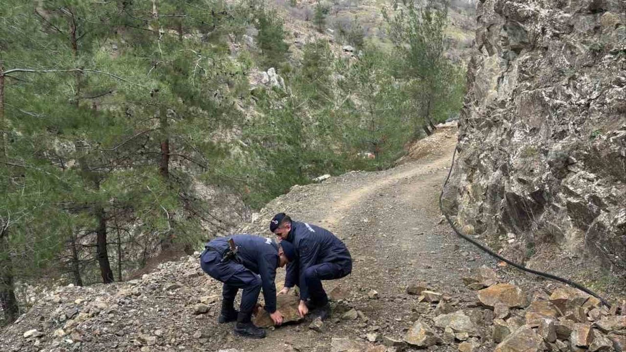 Harmankaya Tabiat Kanyonu'nda Kaya Parçası Temizlendi