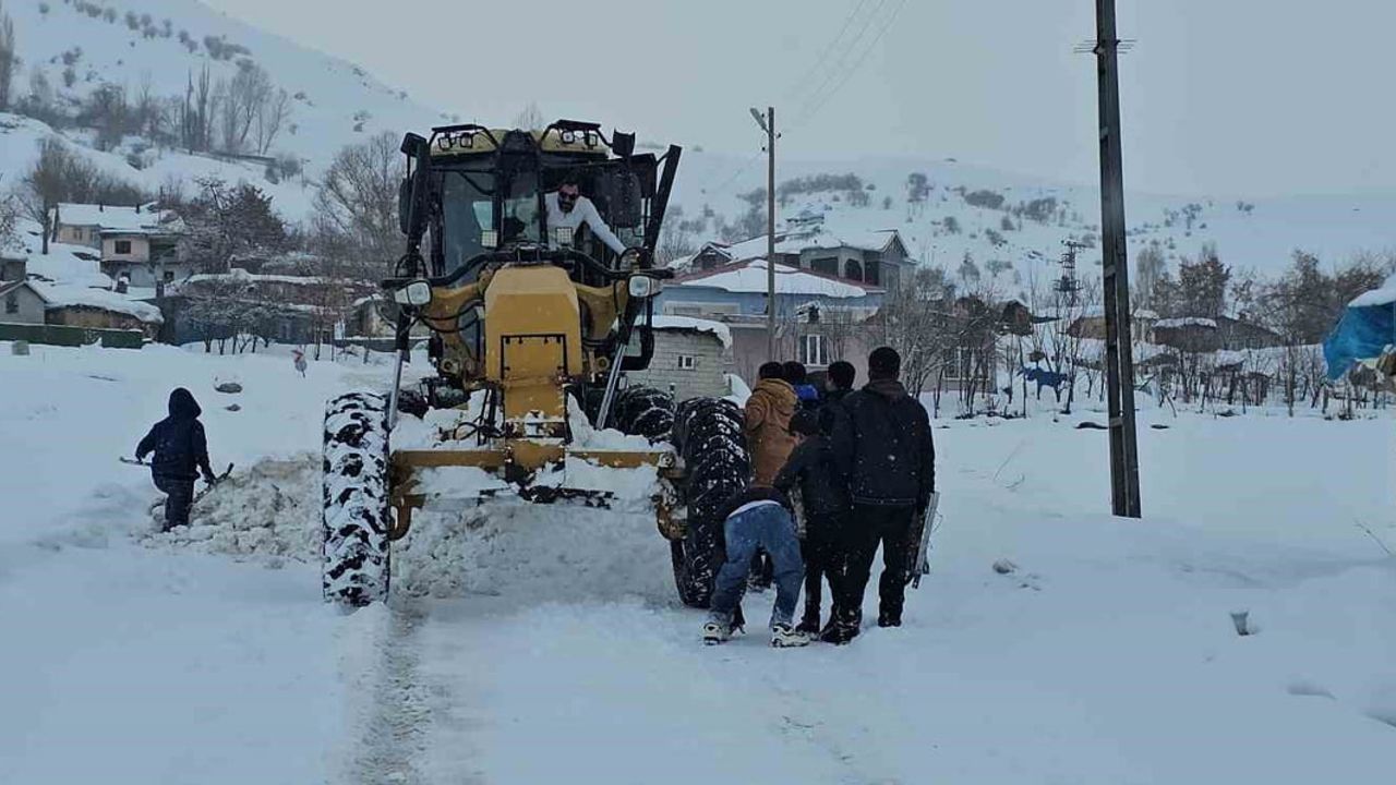 Hasköy'de Çocuklar Kış Keyfini Kayarak Çıkarıyor