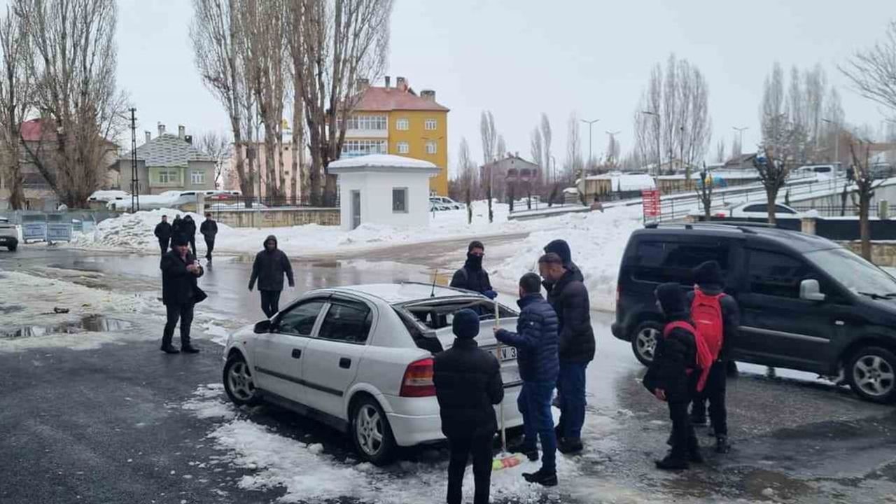 Hasköy'de Düşen Kar Kütlesi Otomobile Zarar Verdi