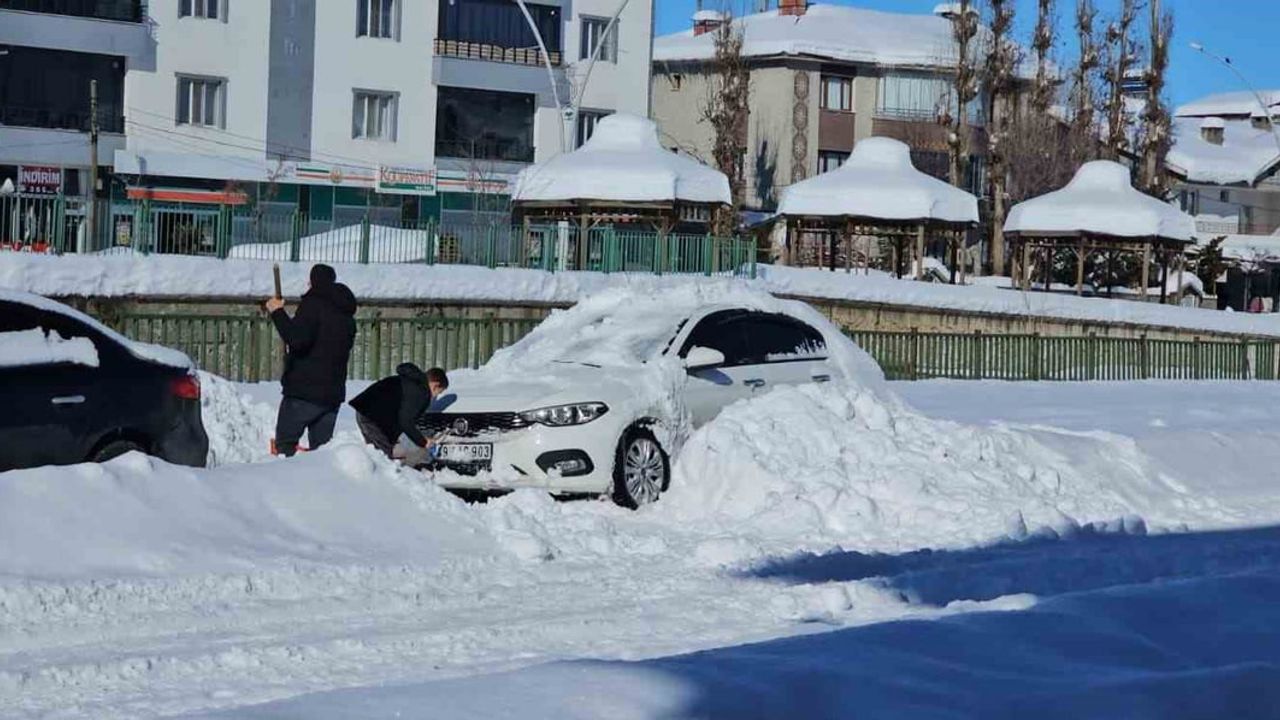 Hasköy'de Yoğun Kar Yağışı Araçları Kayboldu