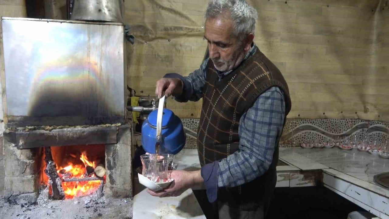 Hasköy'ün 40 Yıllık Çay Evi: Satranç ve Huzur