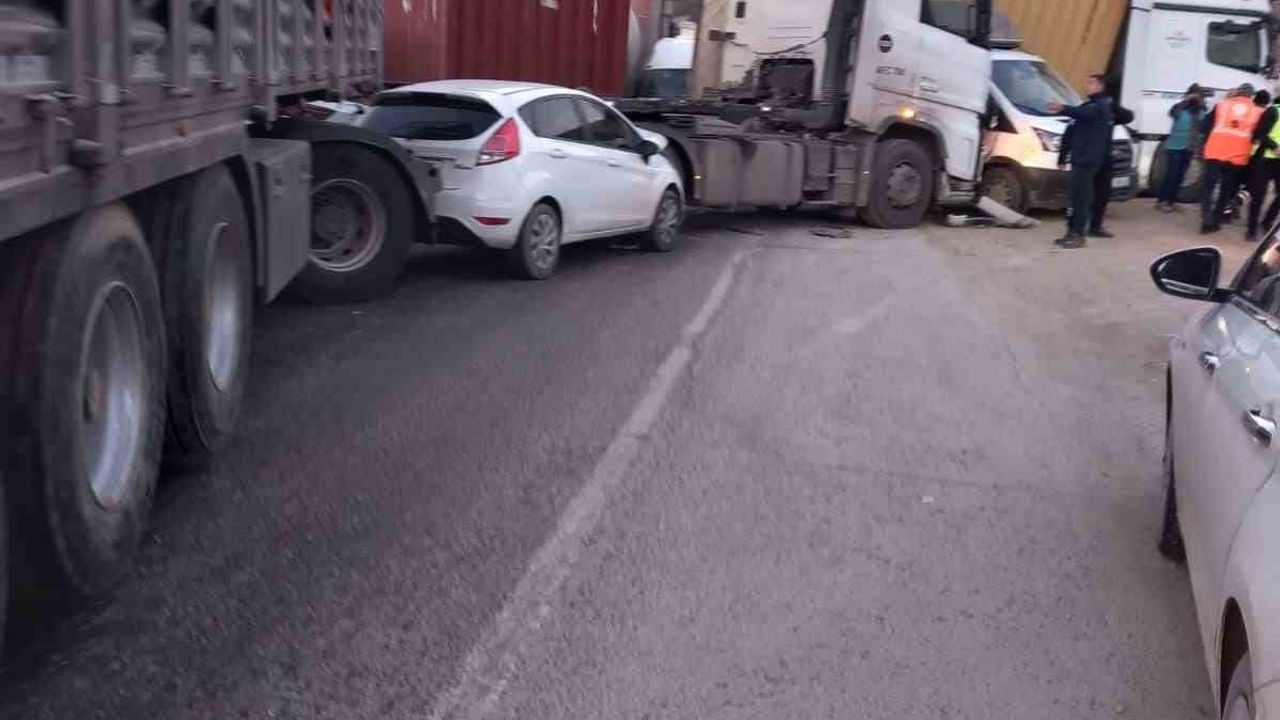 Hatay'da 12 Araçlı Trafik Kazası: 11 Yaralı