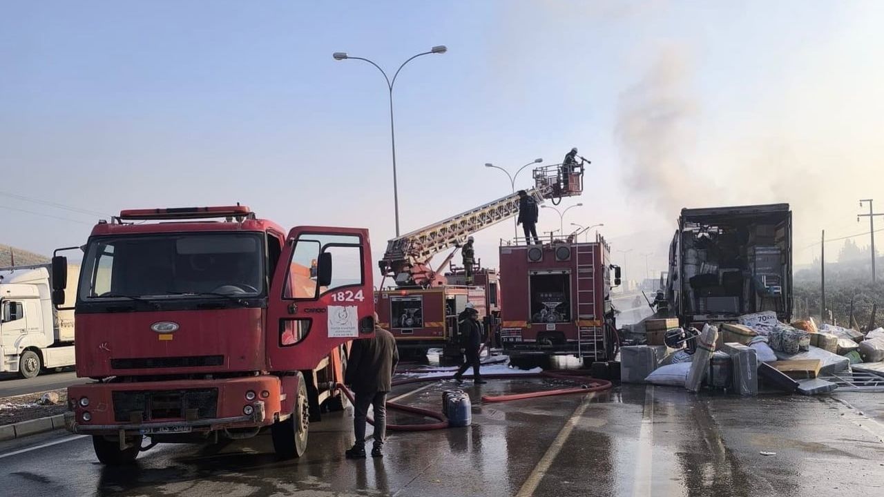 Hatay'da Bekleyen Tır Alevlere Dönüştü